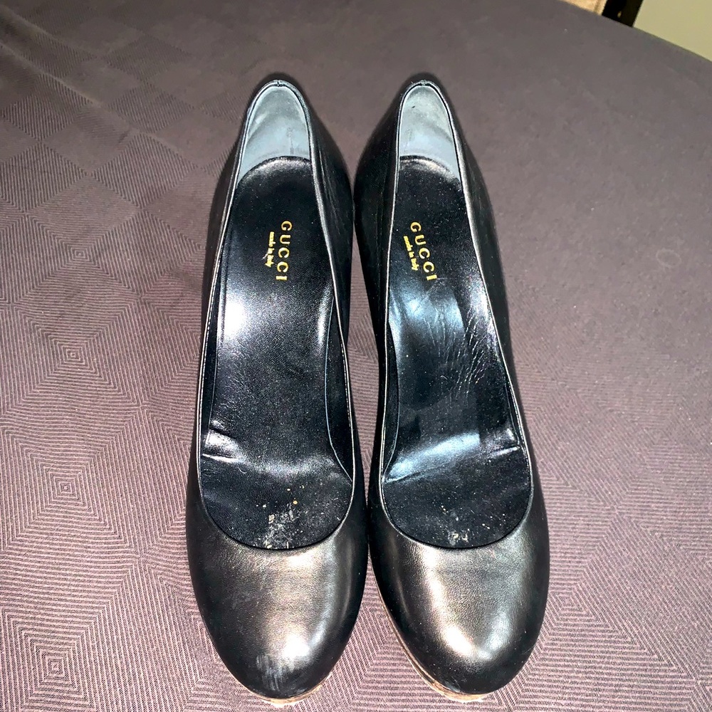 Gucci black leather pumps